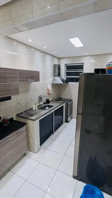 Cozinha planejada com armários e geladeira