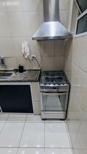Fogão de quatro bocas com coifa de inox