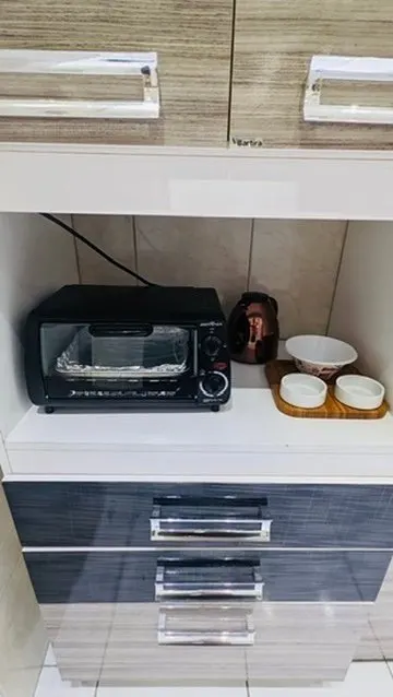 Bancada da cozinha com forno elétrico e armários