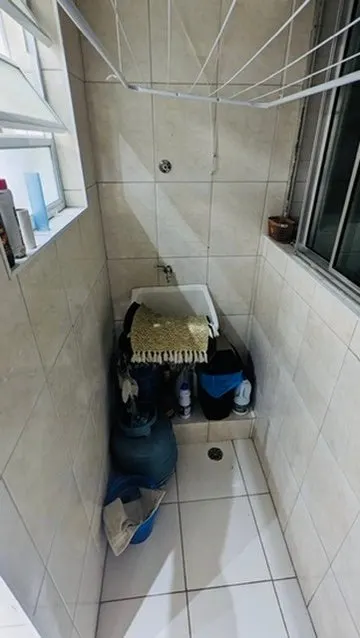 Área de serviço com varal de teto