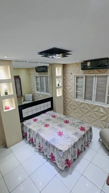Quarto de casal com nichos iluminados e ar-condicionado