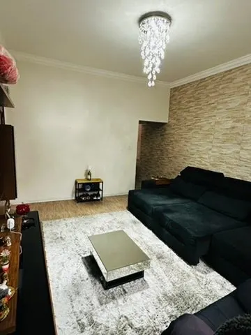 Sala com tapete, mesa de centro espelhada e sofá