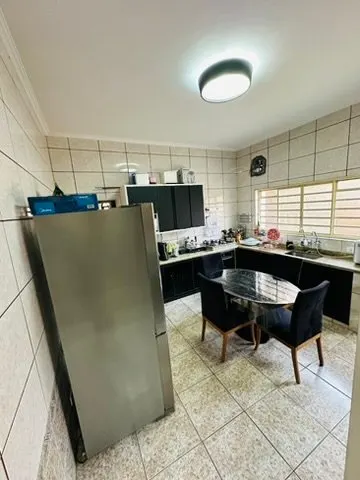 Cozinha vista da entrada, com mesa e armários