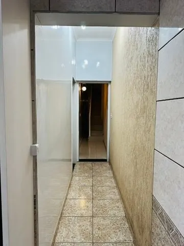Corredor de passagem com revestimento claro