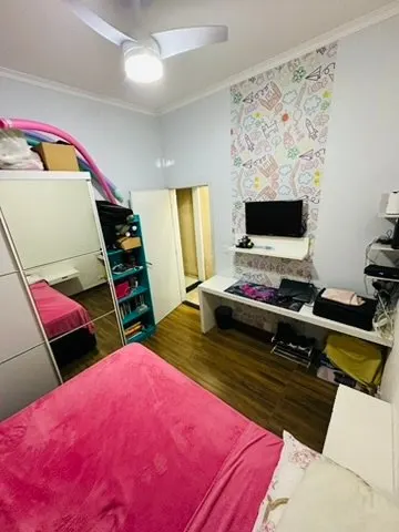 Quarto com estante, escrivaninha e ventilador de teto
