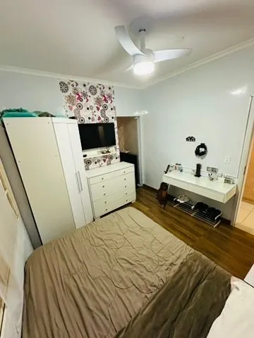 Suíte com cômoda, TV e penteadeira