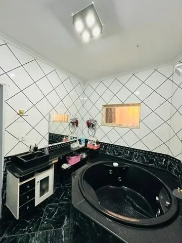 Banheiro com banheira de hidromassagem e duas cubas