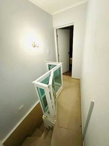 Hall do andar superior com guarda-corpo de vidro