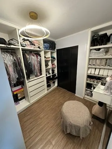 Closet com araras, prateleiras e lustre circular