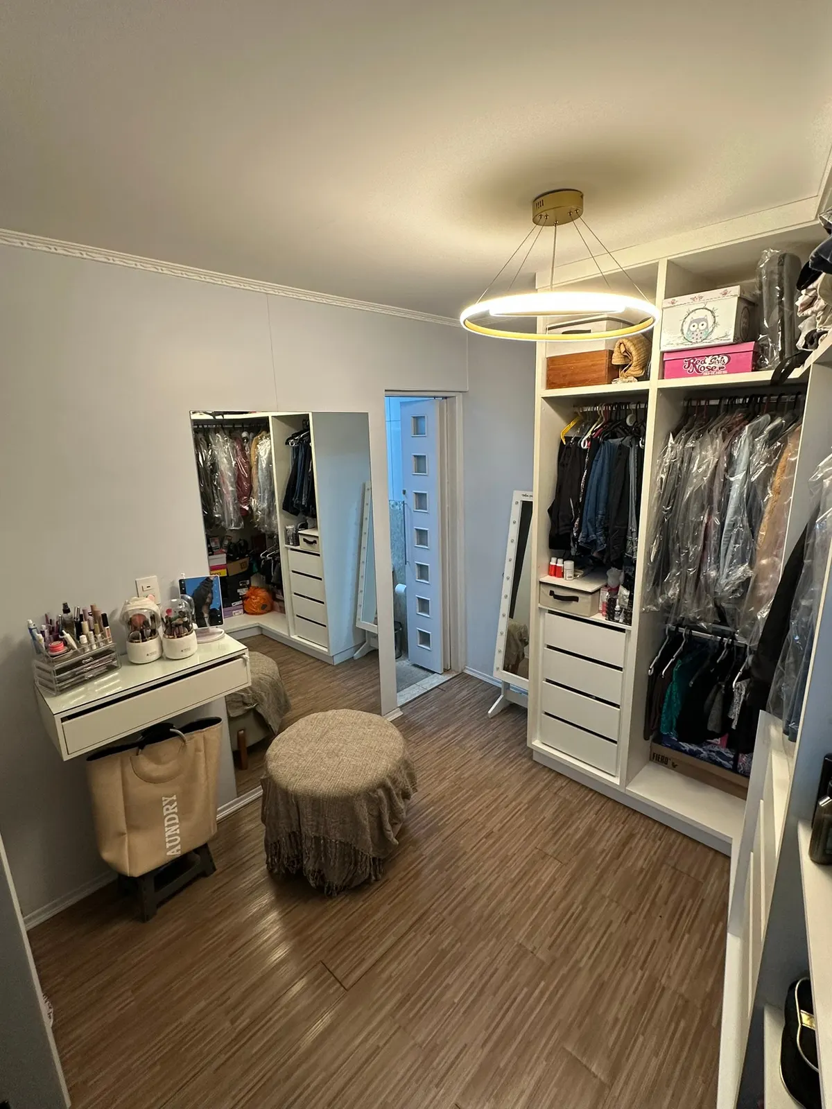 Closet com penteadeira e armários