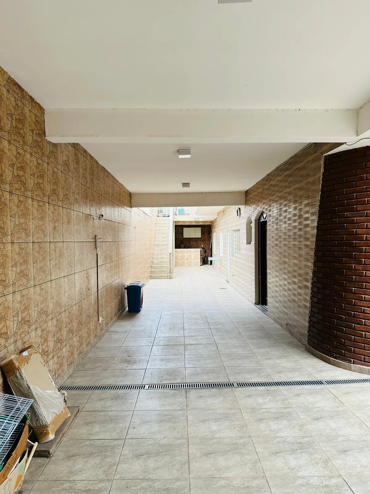 Garagem coberta com piso cerâmico