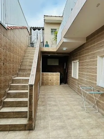 Área externa com escada e varal