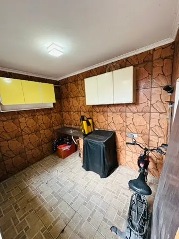 Lavanderia coberta com armários amarelos