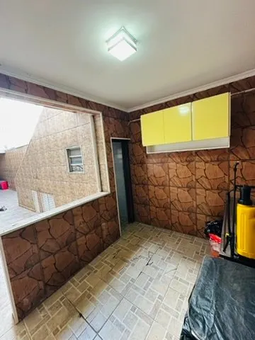 Lavanderia com janela para a área externa