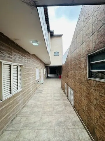 Corredor lateral externo entre as casas