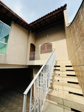 Fachada interna das casas com escada externa e sacada