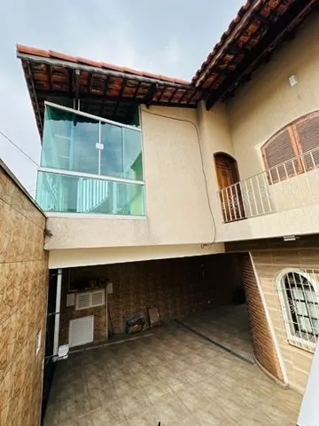 Fachada interna com sacada envidraçada e telhado colonial