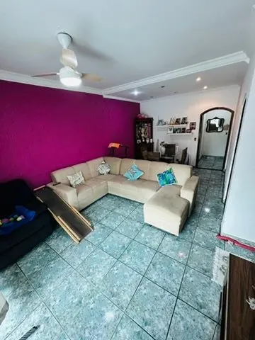Sala da segunda casa com sofá de canto e parede pink