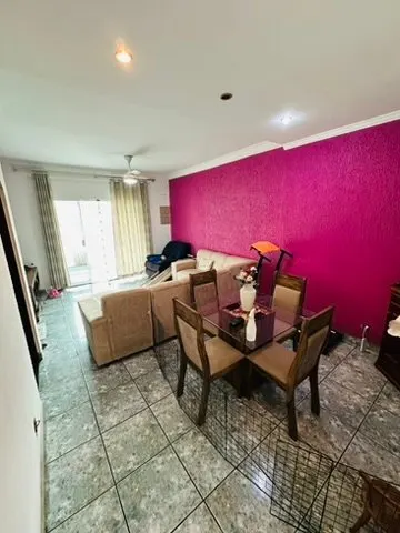 Sala com mesa de jantar de vidro e sofá