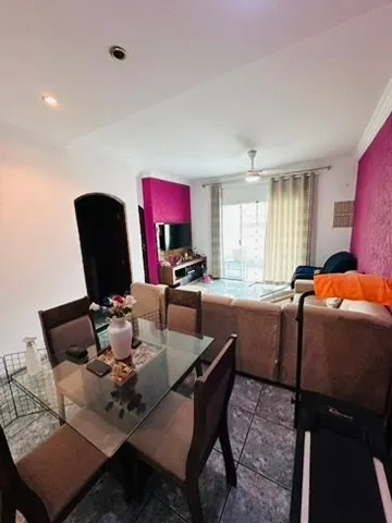 Sala de jantar com mesa de vidro e janela ampla