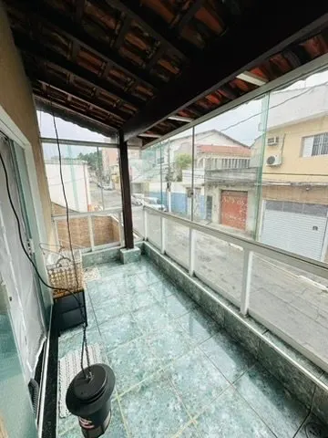 Varanda envidraçada com vista para a rua
