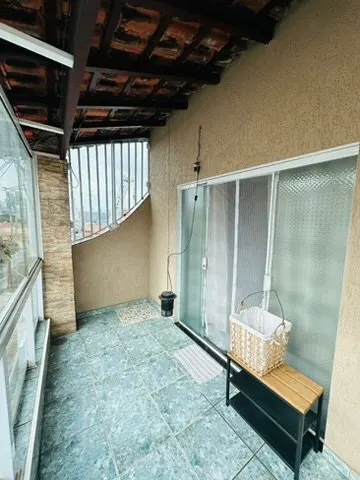Varanda coberta com porta de vidro