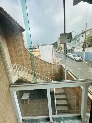 Vista da varanda para a escada externa e a rua
