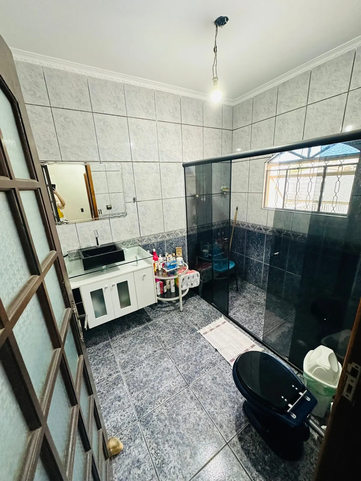Banheiro com box e janela