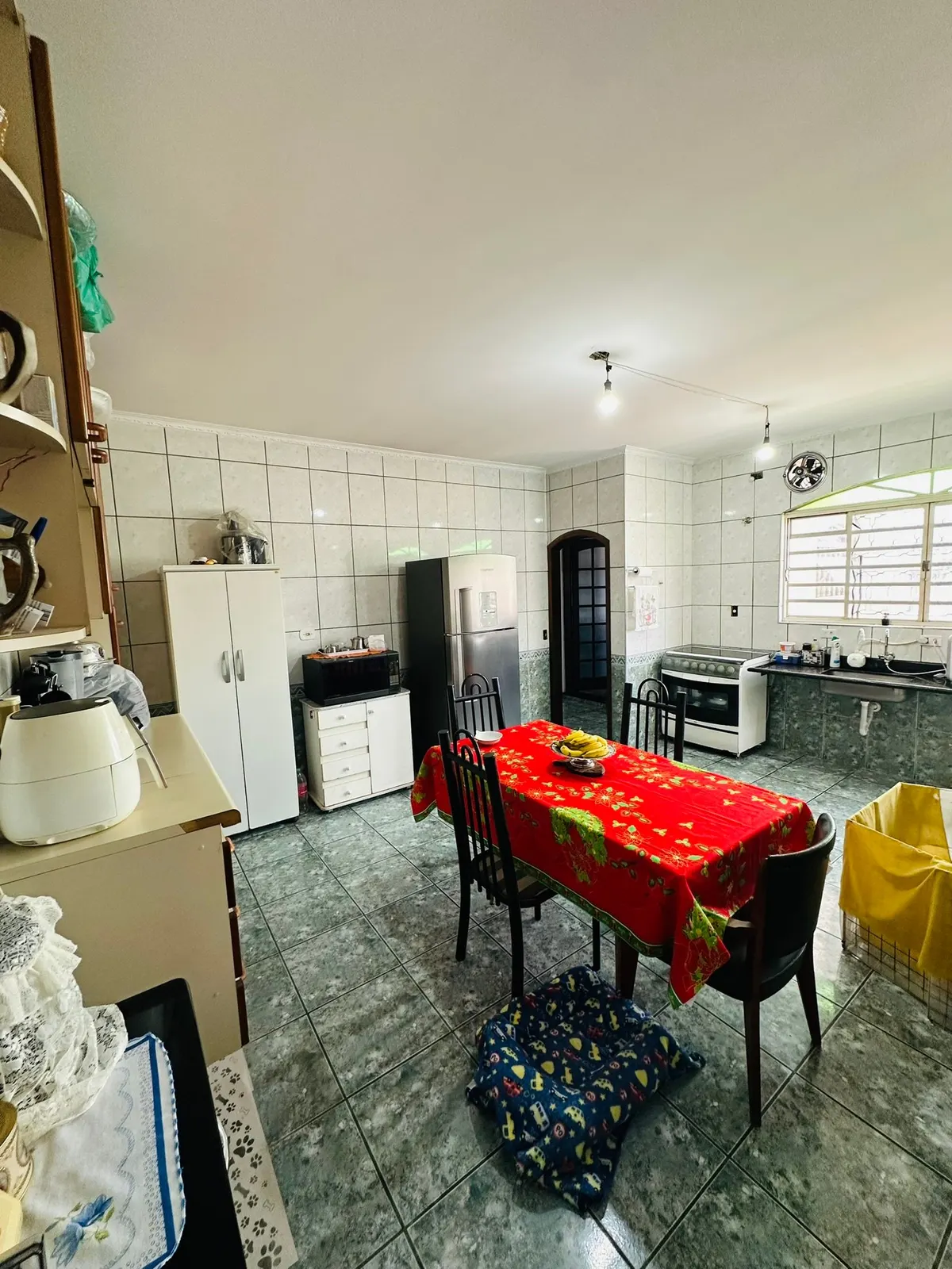 Cozinha ampla com mesa de jantar