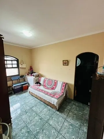 Quarto com sofá-cama e janela em arco