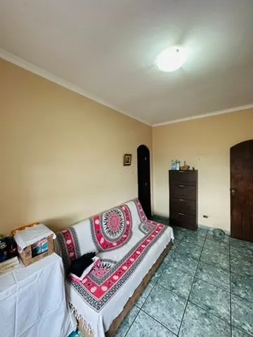 Quarto com sofá-cama e cômoda