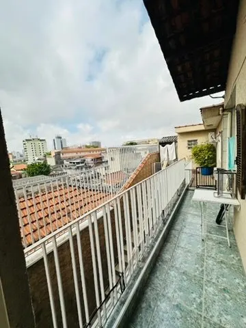 Terraço com guarda-corpo e vista do bairro