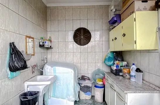 Lavanderia com tanque e armários