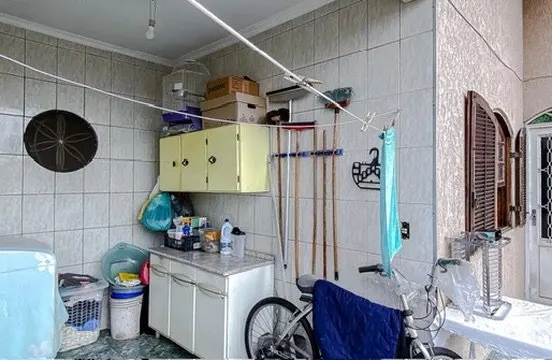 Lavanderia com varal e máquina de lavar