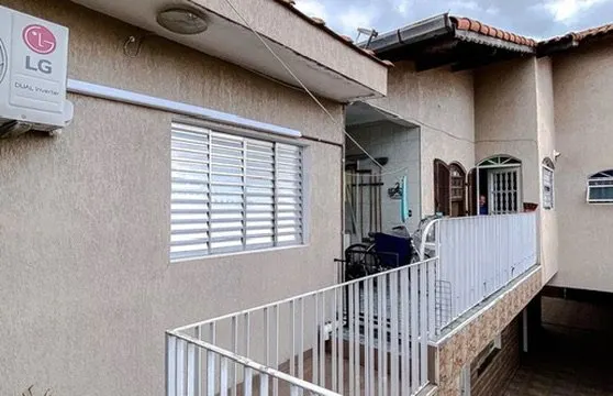 Área externa com sacada e grades brancas