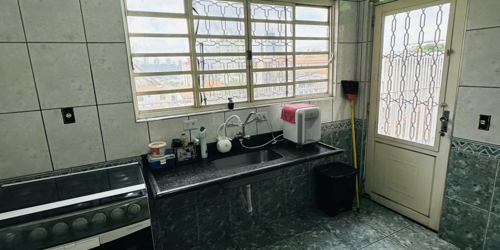 E9FA9F00-05F0-449A-8CAA-7F6122D61D69_1_102_a